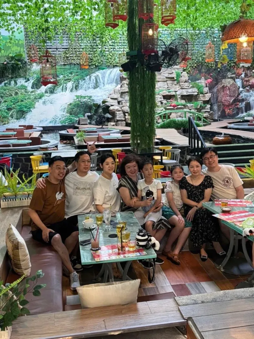 Three generations of a Pomi Travels family group together in Vietnam