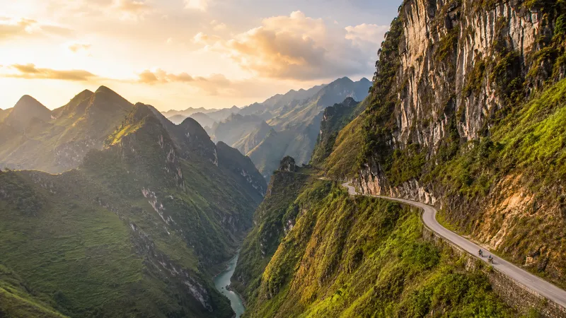 Ma Pi Leng Pass cliff road above the Nho Que River
